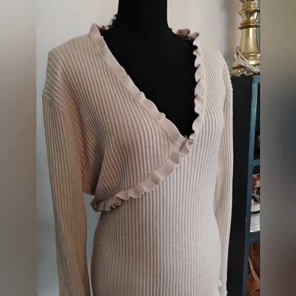 Cream Ruffled V-Neck Sweater - Picture 2 of 6